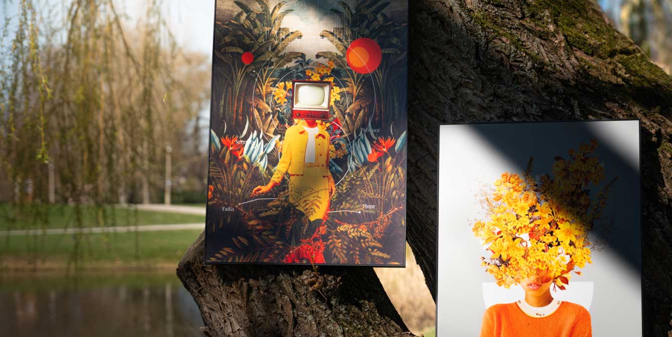Zwei surrealistische Bilder an einem Baum im Park – links eine Figur mit Fernseher als Kopf in tropischer Landschaft, rechts ein Porträt mit gelben Blumen statt Gesicht