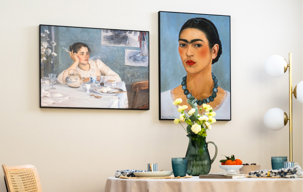 Esszimmer mit zwei Kunstpostern