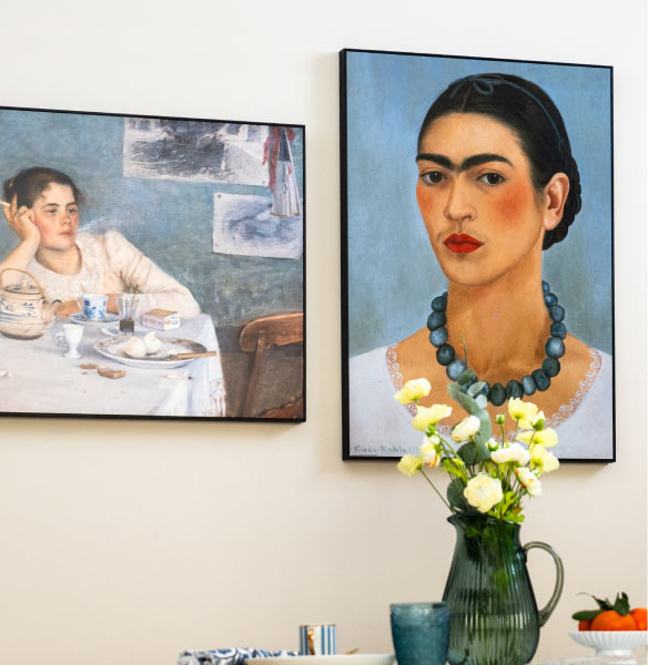 Esszimmer mit zwei Kunstpostern