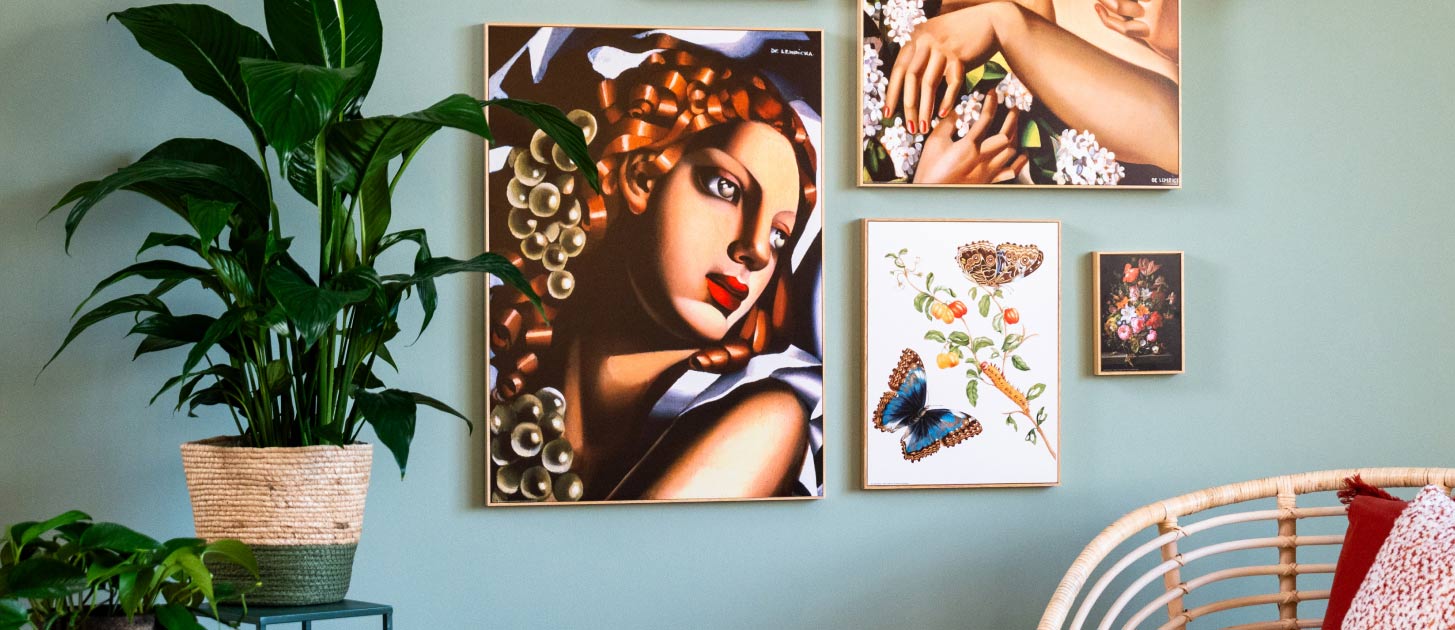 Bilderwand mit gerahmten Bildern