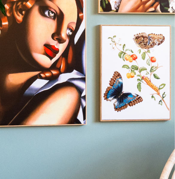 Bilderwand mit gerahmten Bildern